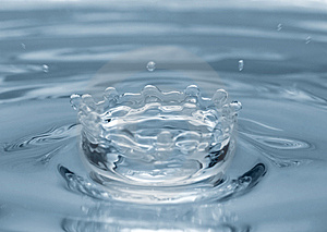 Still clean,blue water with a droplet crown